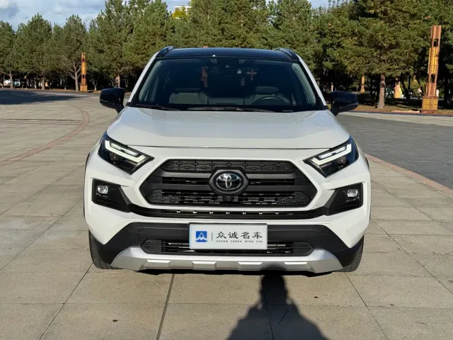 Toyota RAV4 — Фото автомобиля 3