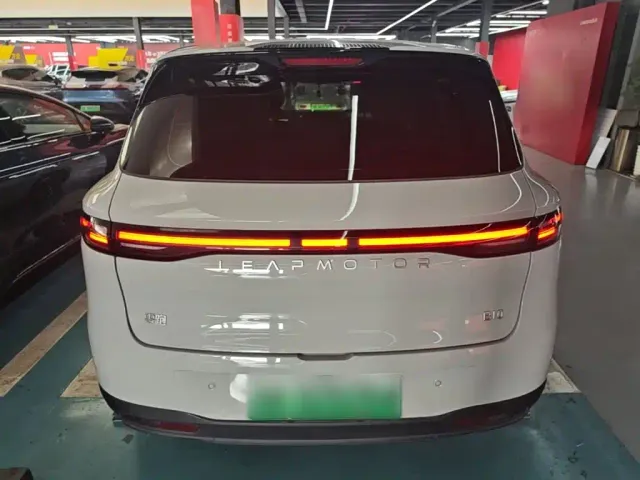 Leapmotor B10 — Фото автомобиля 5