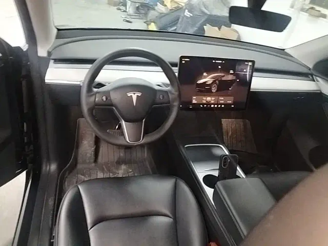 Tesla Model Y — Фото автомобиля 9