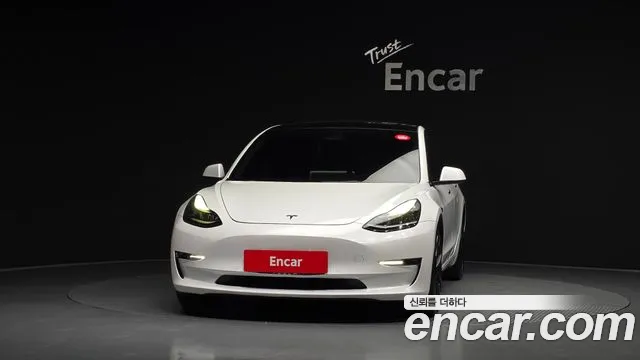 Tesla Model 3 — Фото автомобиля 3