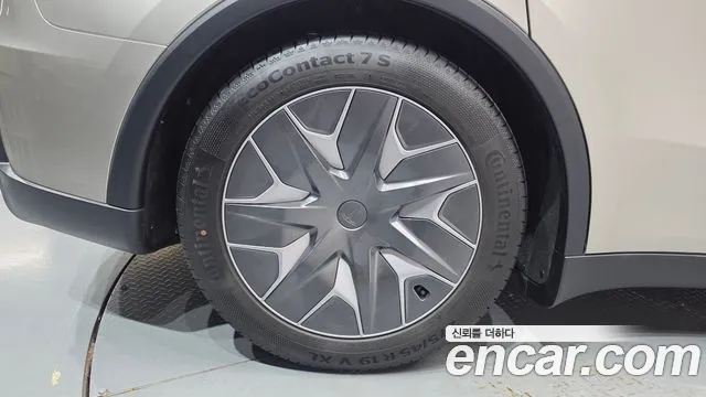 Tesla Model Y — Фото автомобиля 21