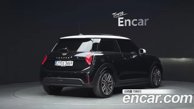 MINI Cooper Generation 4 — Фото автомобиля 2