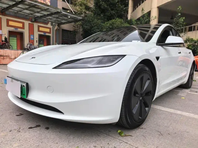 Tesla Model 3 — Фото автомобиля 4
