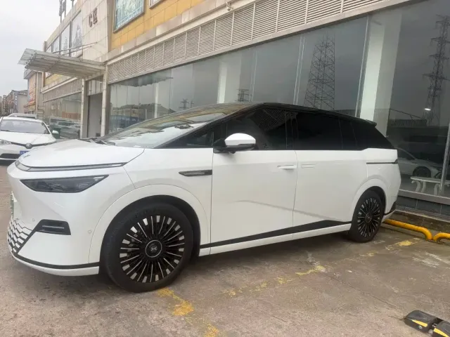 Фотография автомобиля — Xpeng X9
