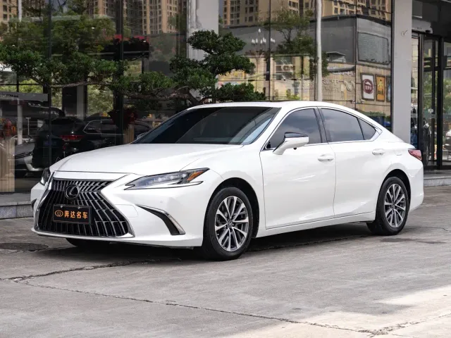 Фотография автомобиля — Lexus ES
