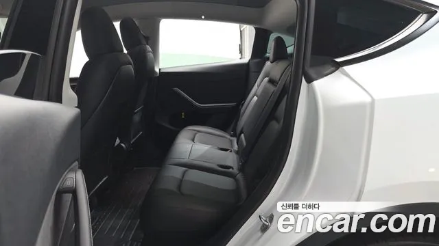 Tesla Model Y — Фото автомобиля 18