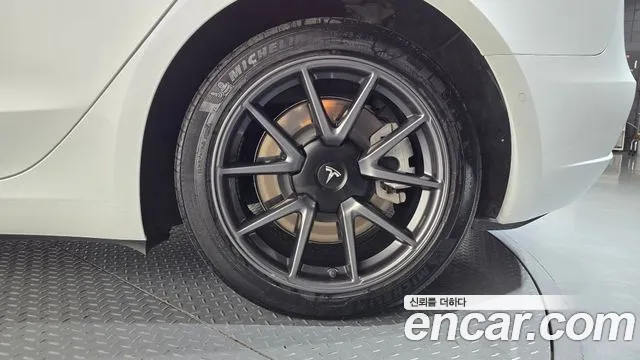 Tesla Model 3 — Фото автомобиля 6