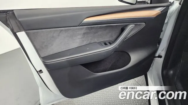 Tesla Model Y — Фото автомобиля 23
