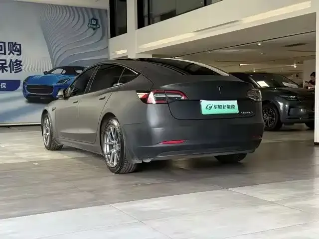 Tesla Model 3 — Фото автомобиля 4