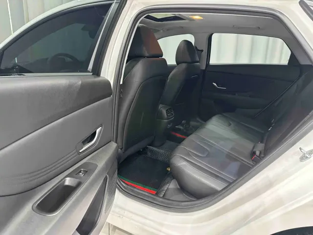 Hyundai Elantra — Фото автомобиля 12