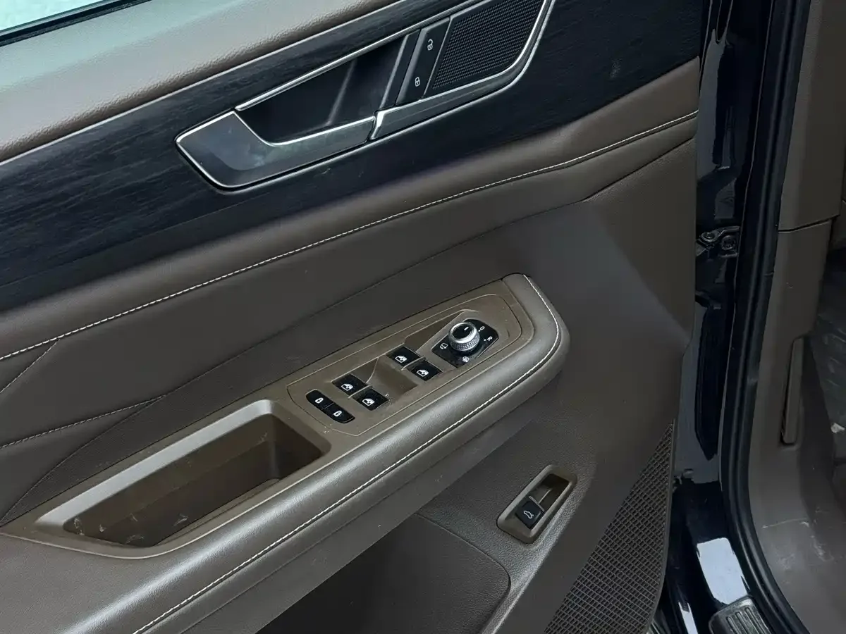 Volkswagen Viloran 2022 380TSI Premium Edition — Фото автомобиля 4