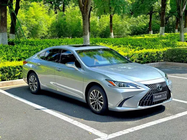 Lexus ES — Фото автомобиля 2
