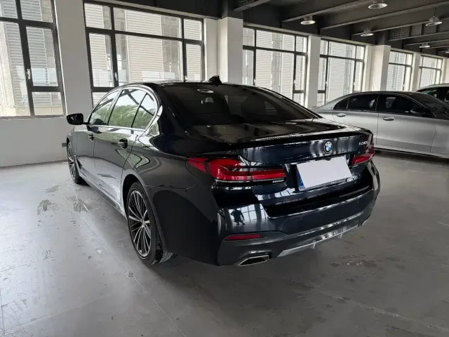 BMW BMW 5 Series 2022 530Li Leading M Sport Package — Фото автомобиля 3