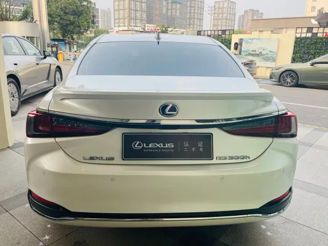 Lexus ES — Фото автомобиля 3