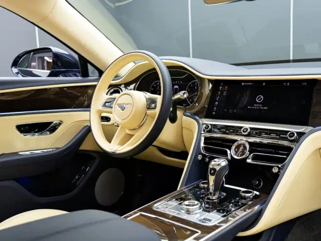 Bentley Flying Spur — Фото автомобиля 18