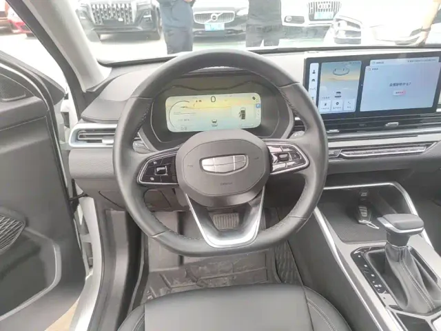 Geely Emgrand — Фото автомобиля 10