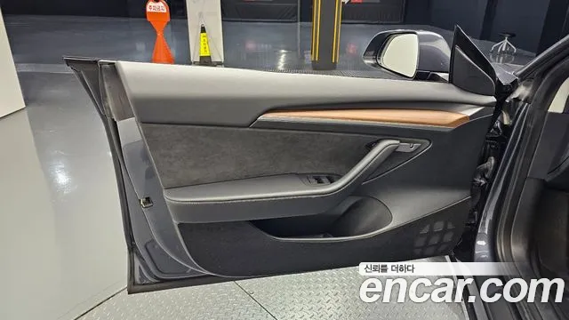 Tesla Model 3 — Фото автомобиля 13