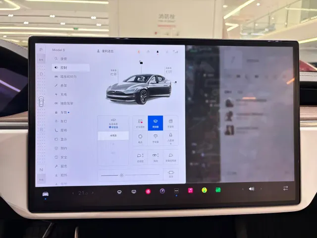 Tesla Model S — Фото автомобиля 17