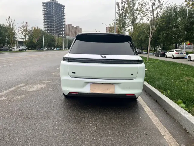 Li Auto L8 — Фото автомобиля 19