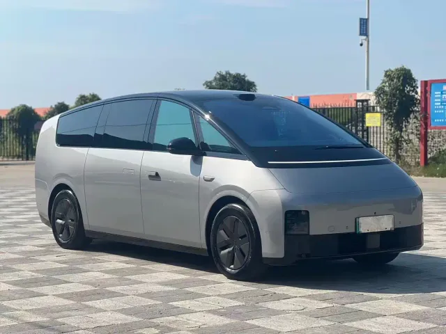 Li Auto MEGA — Фото автомобиля 3