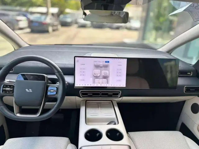 Li Auto MEGA — Фото автомобиля 13