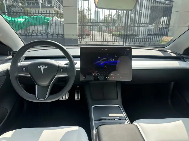 Tesla Model 3 — Фото автомобиля 8