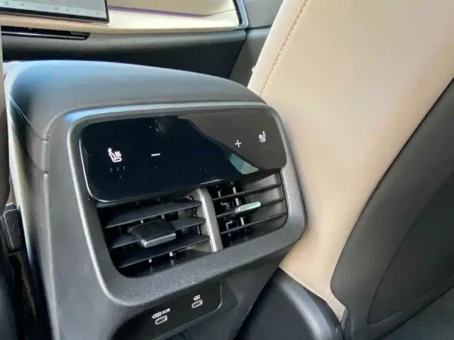 Volvo XC70 Plug-in Hybrid — Фото автомобиля 9