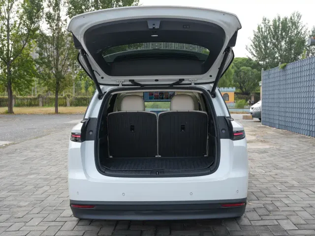 Li Auto i8 — Фото автомобиля 18