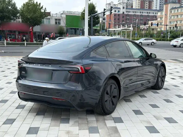 Tesla Model 3 — Фото автомобиля 6