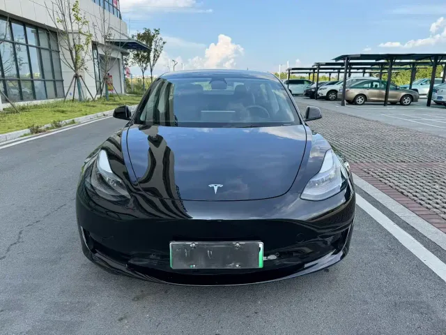 Tesla Model 3 — Фото автомобиля 2
