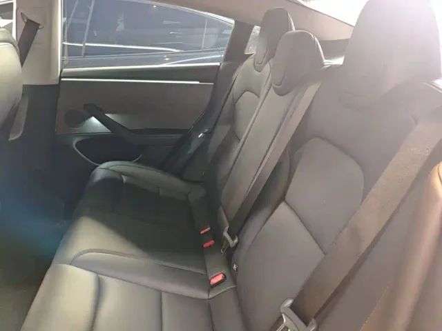 Tesla Model 3 — Фото автомобиля 16