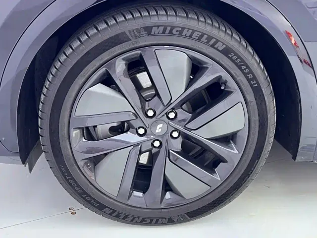 Li Auto L7 — Фото автомобиля 12