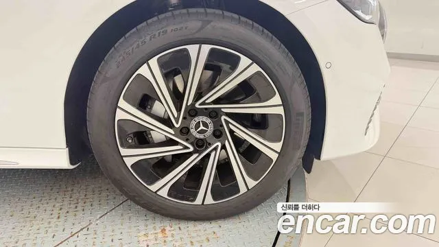 Mercedes-Benz E-Class — Фото автомобиля 8