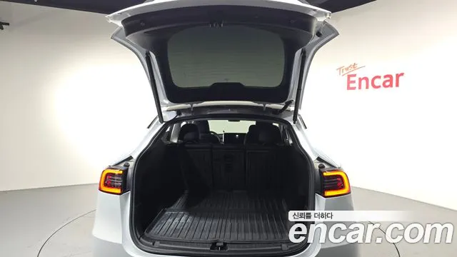Tesla Model Y — Фото автомобиля 18