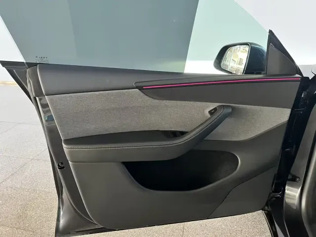 Tesla Model Y — Фото автомобиля 13