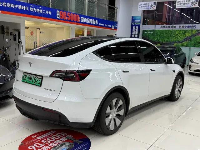 Tesla Model Y — Фото автомобиля 8