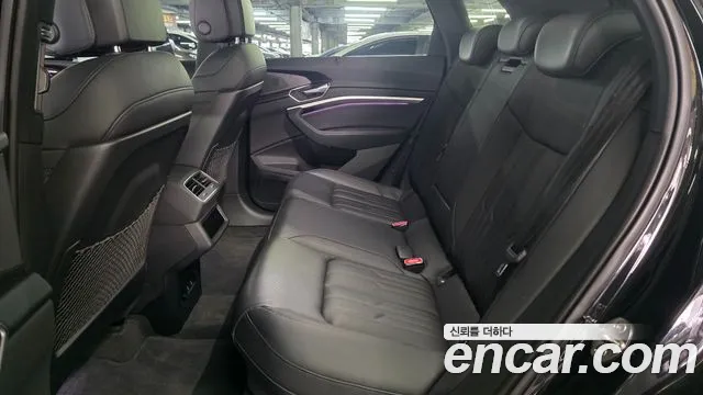 Audi e-tron — Фото автомобиля 6