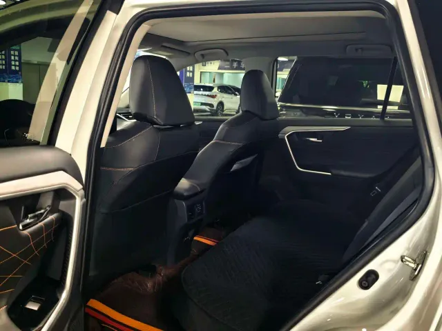 Toyota RAV4 — Фото автомобиля 6