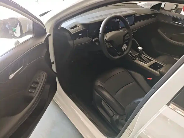Roewe i5 — Фото автомобиля 11