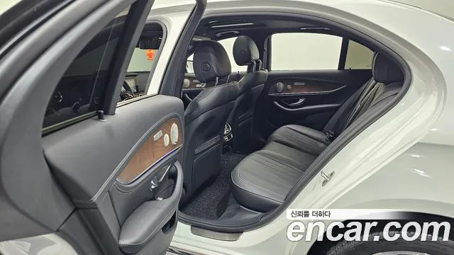 Mercedes-Benz E-Class — Фото автомобиля 26