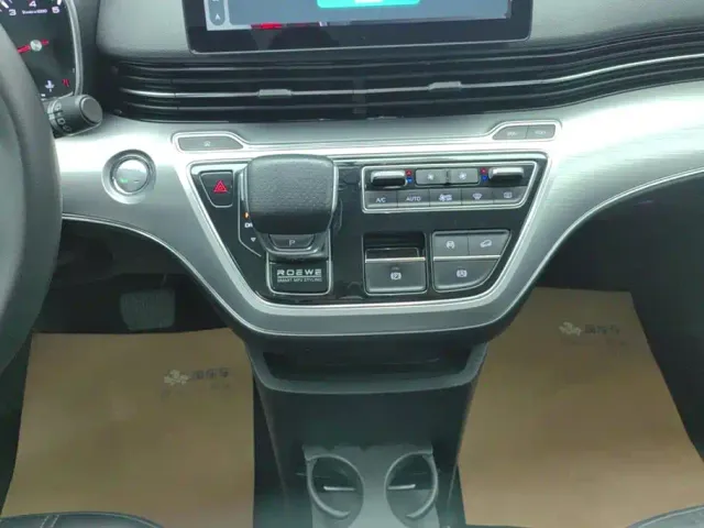 Roewe iMAX8 — Фото автомобиля 16