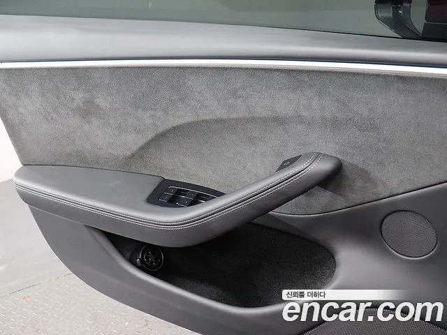 Tesla Model 3 — Фото автомобиля 10