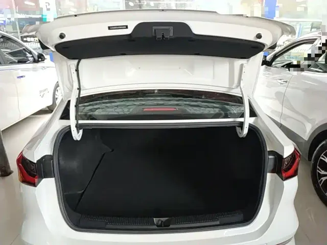 Roewe i5 — Фото автомобиля 18