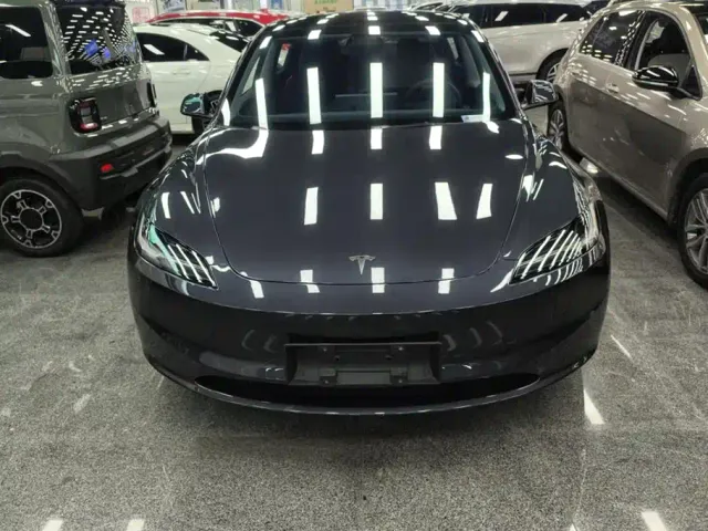 Tesla Model 3 — Фото автомобиля 2