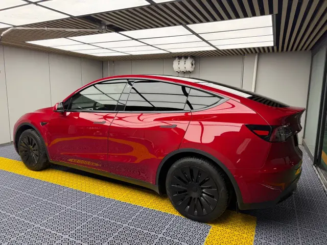 Tesla Model Y — Фото автомобиля 3