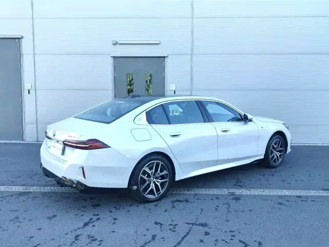BMW i5 — Фото автомобиля 4