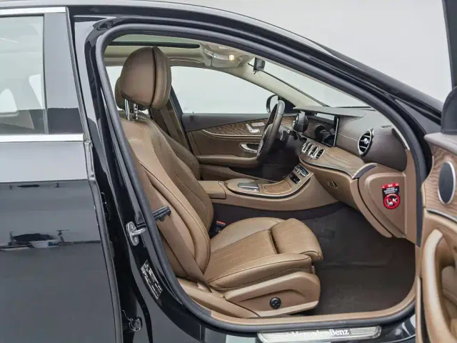 Mercedes-Benz E-Class — Фото автомобиля 23