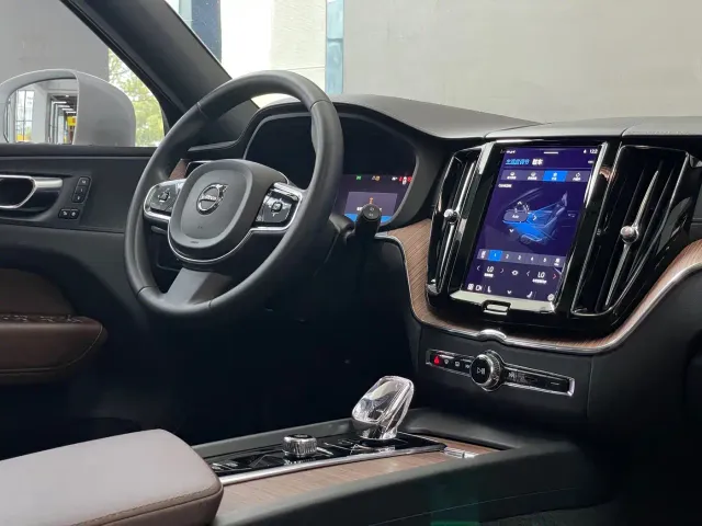 Volvo XC60 — Фото автомобиля 10