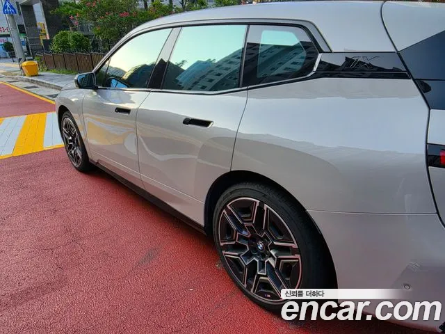 BMW iX — Фото автомобиля 3