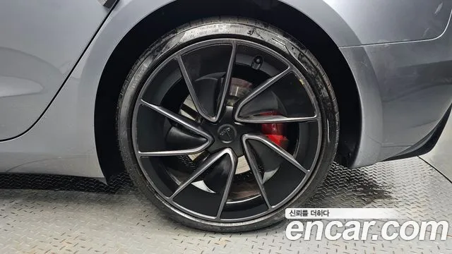Tesla Model 3 — Фото автомобиля 20